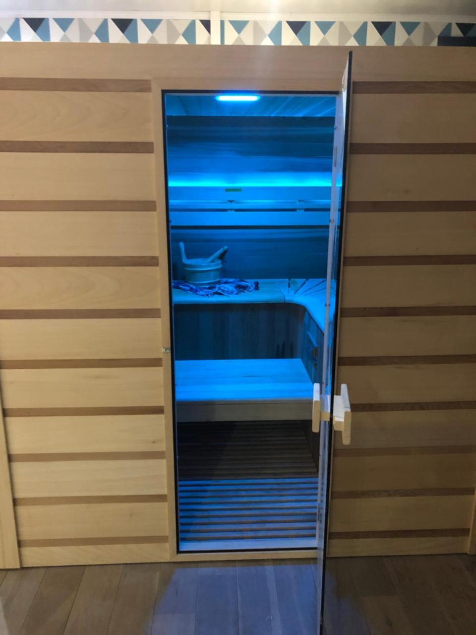 Spabyelleetlui Spa Rouge Ou Bleu Mouscron Exterior foto